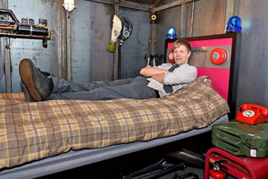 Англієць винайшов ліжко-будильник, що працює за принципом самоскида фото